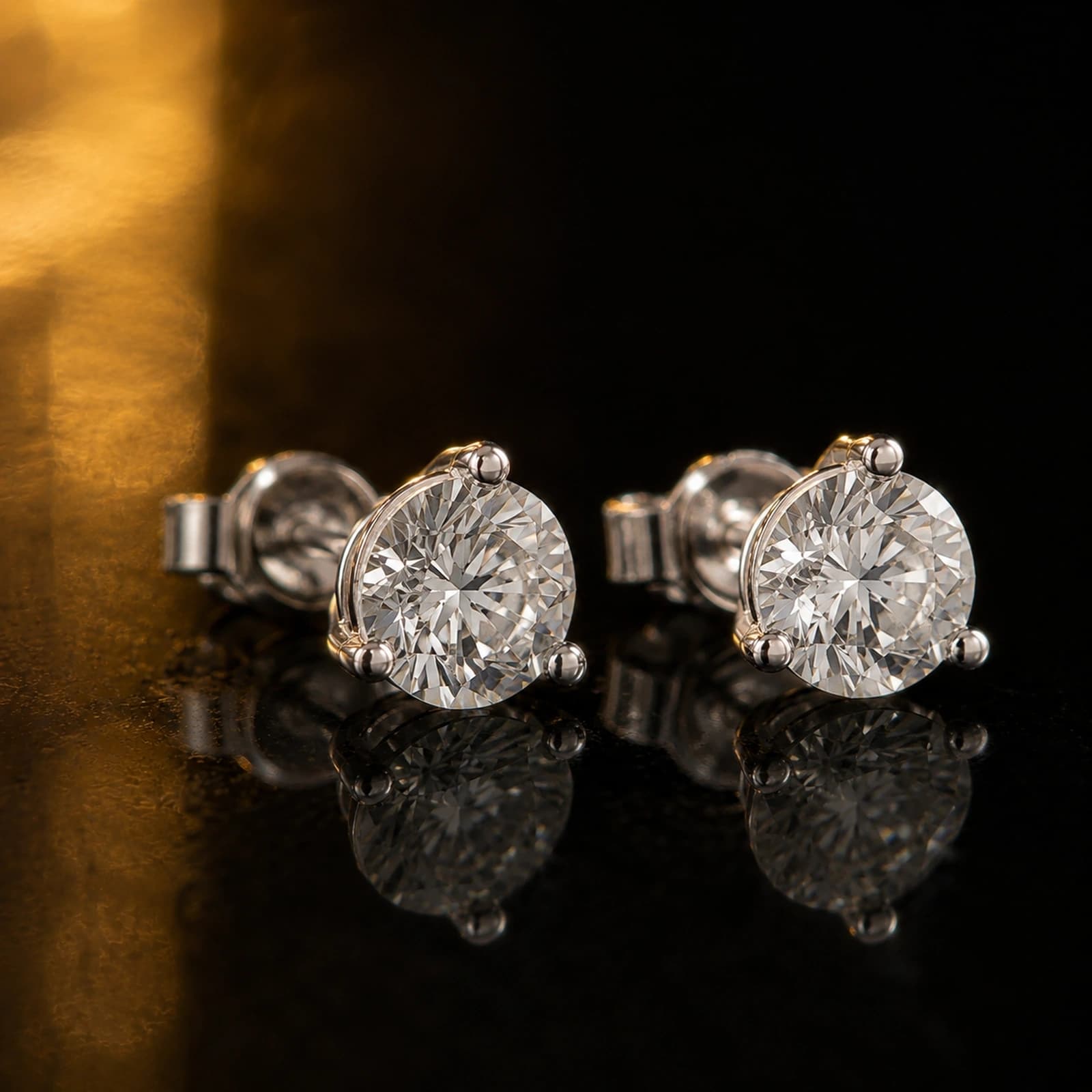 Kolczyki martini studs z diamentami laboratoryjnymi w białym złocie w ujęciu pod kątem na ciemnym tle