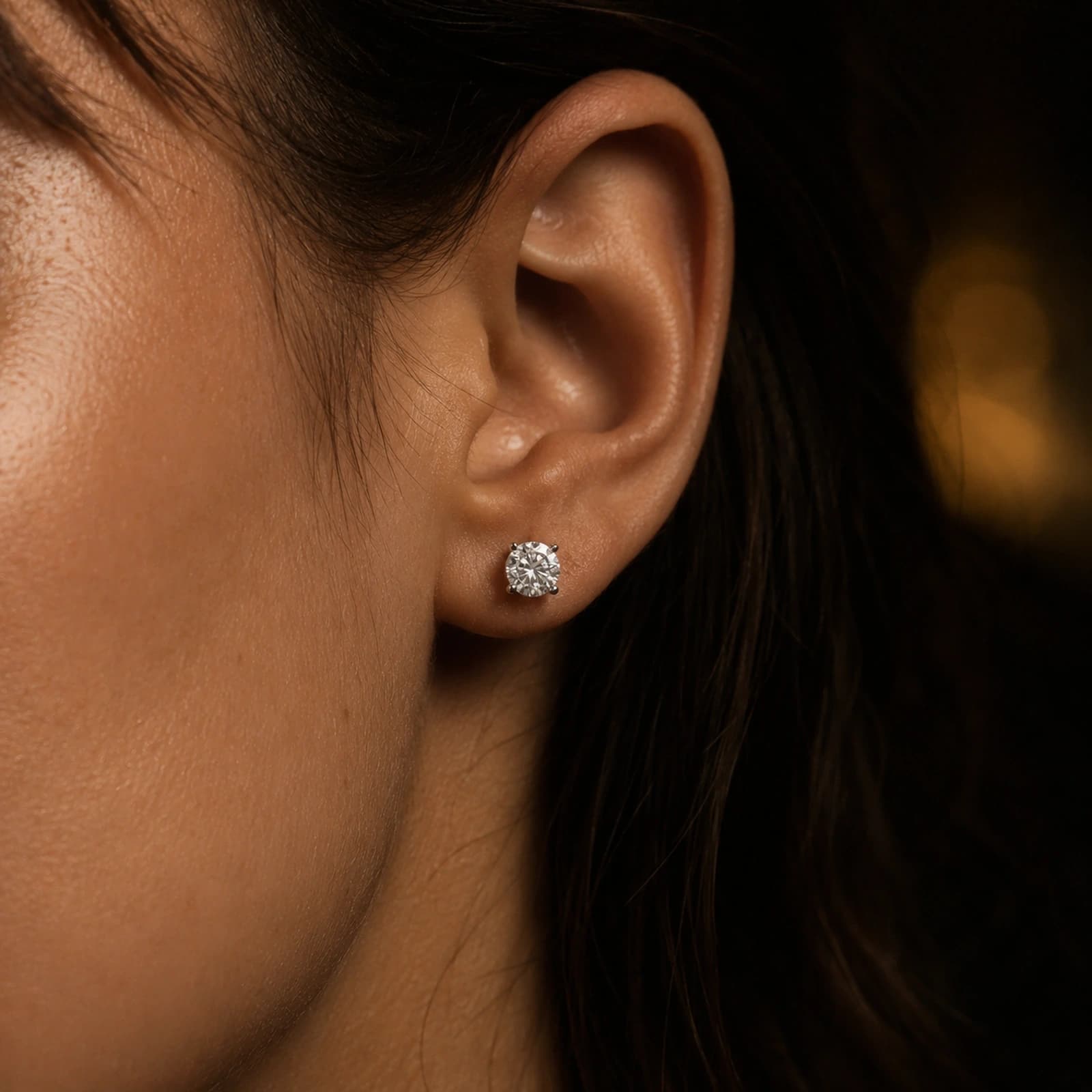 Kolczyki martini studs z diamentami laboratoryjnymi w białym złocie noszone przy uchu