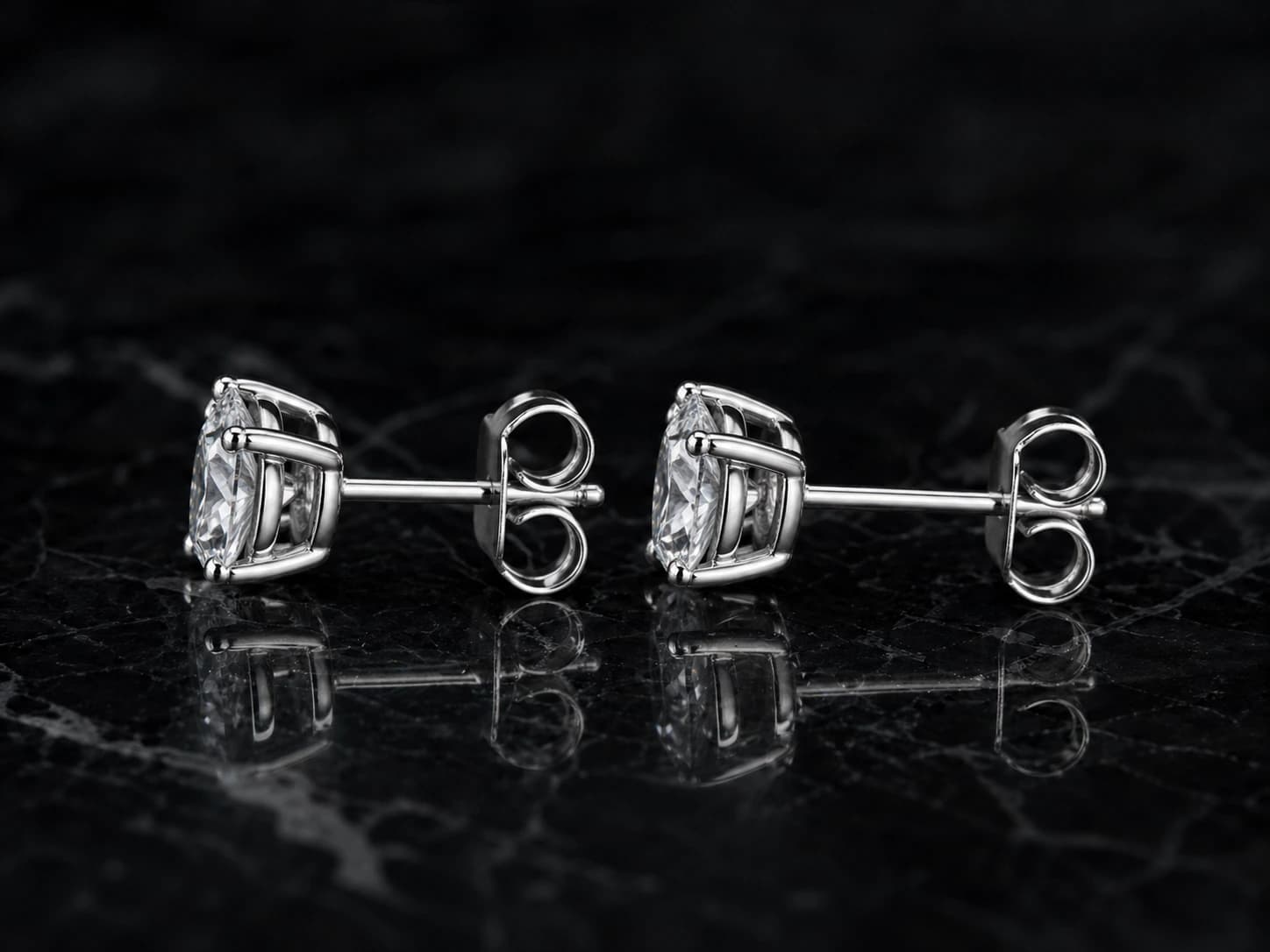 Kolczyki solitaire z diamentami w białym złocie, oprawa 4 pazurki — detal produktu