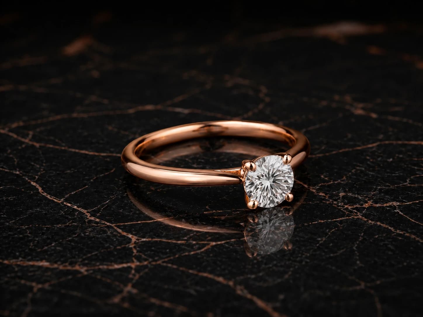Pierścionek solitaire z diamentem w różowym złocie, oprawa 4 pazurki — ujęcie pod kątem 3/4