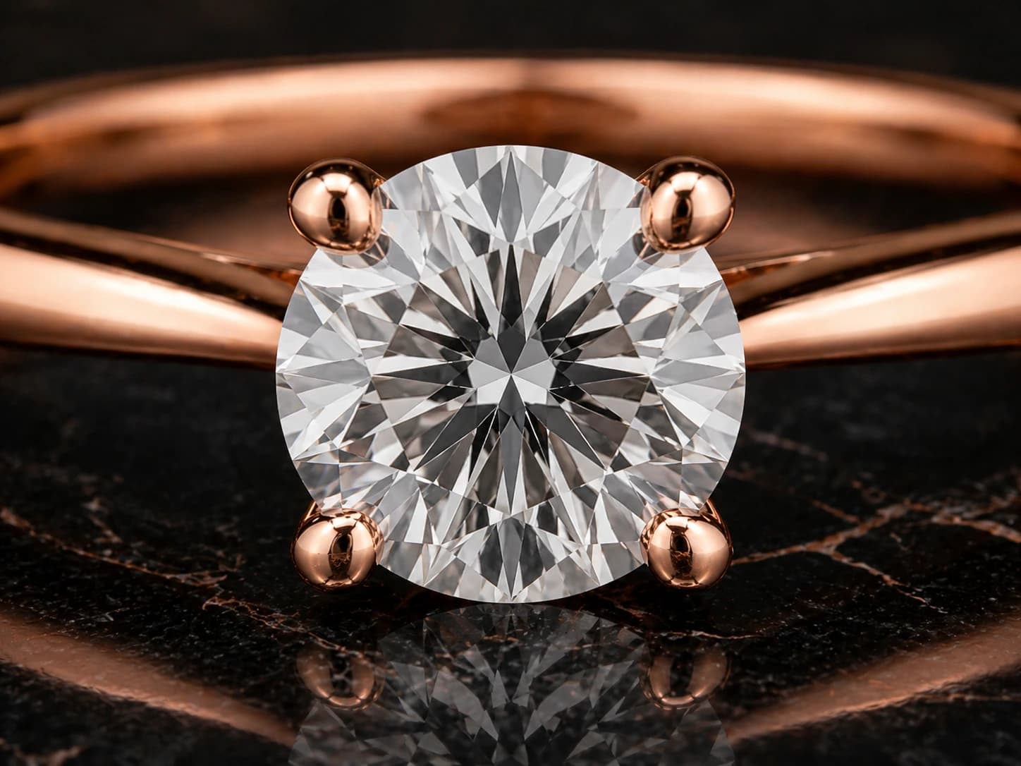 Pierścionek solitaire z diamentem w różowym złocie, oprawa 4 pazurki — zbliżenie makro