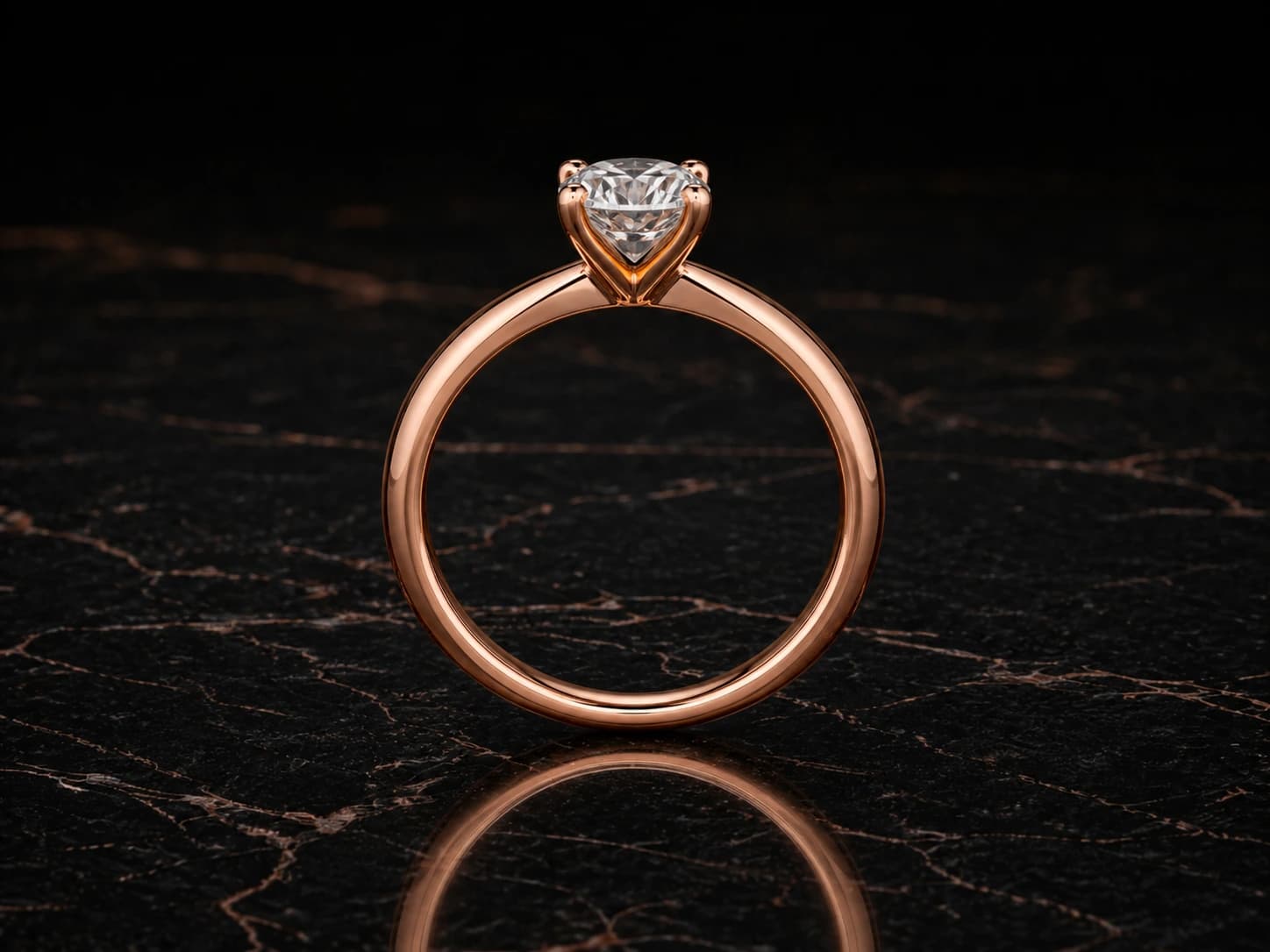Pierścionek solitaire z diamentem w różowym złocie, oprawa 4 pazurki — detal produktu