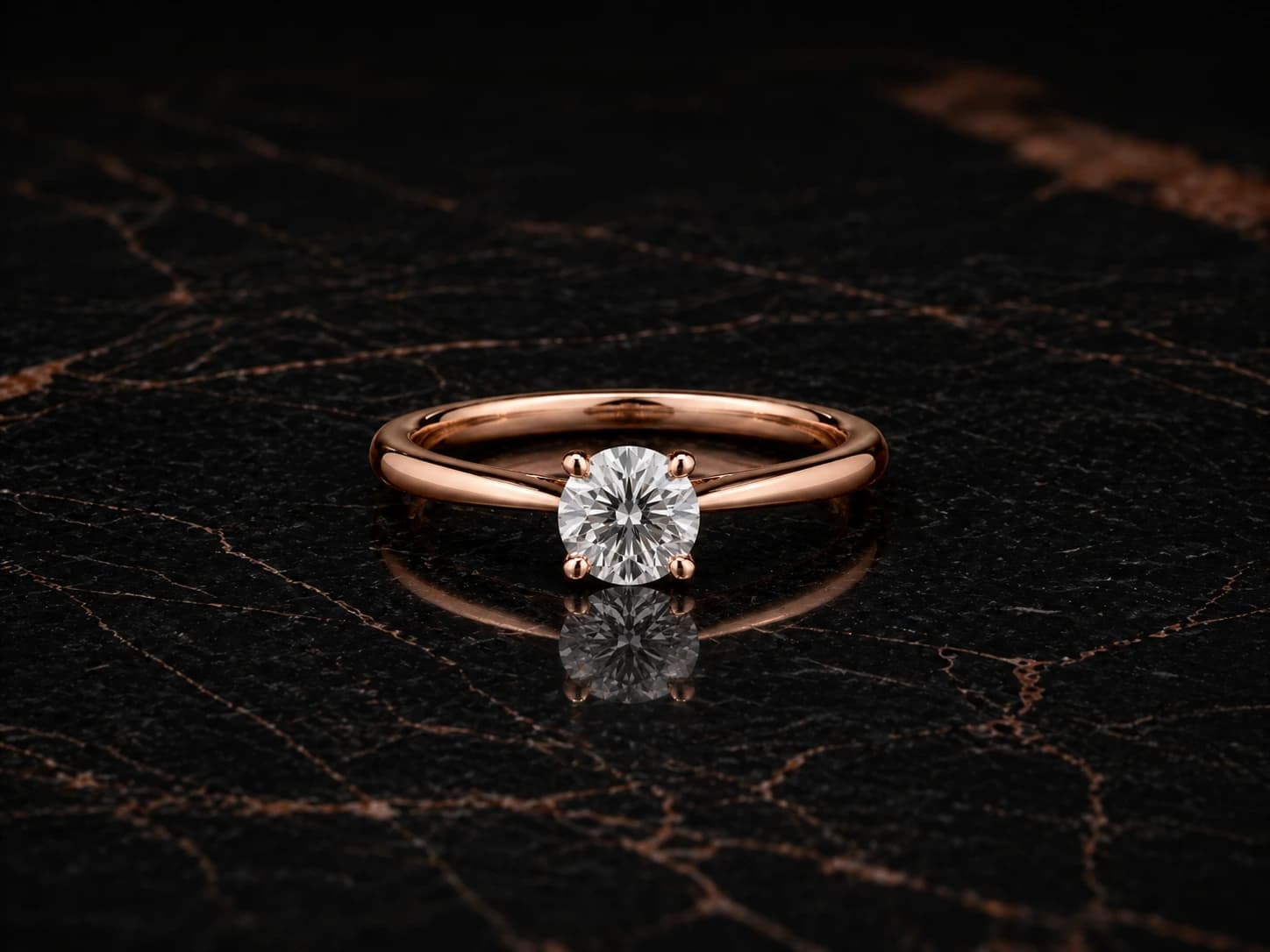 Pierścionek solitaire z diamentem w różowym złocie, oprawa 4 pazurki — kompozycja still life